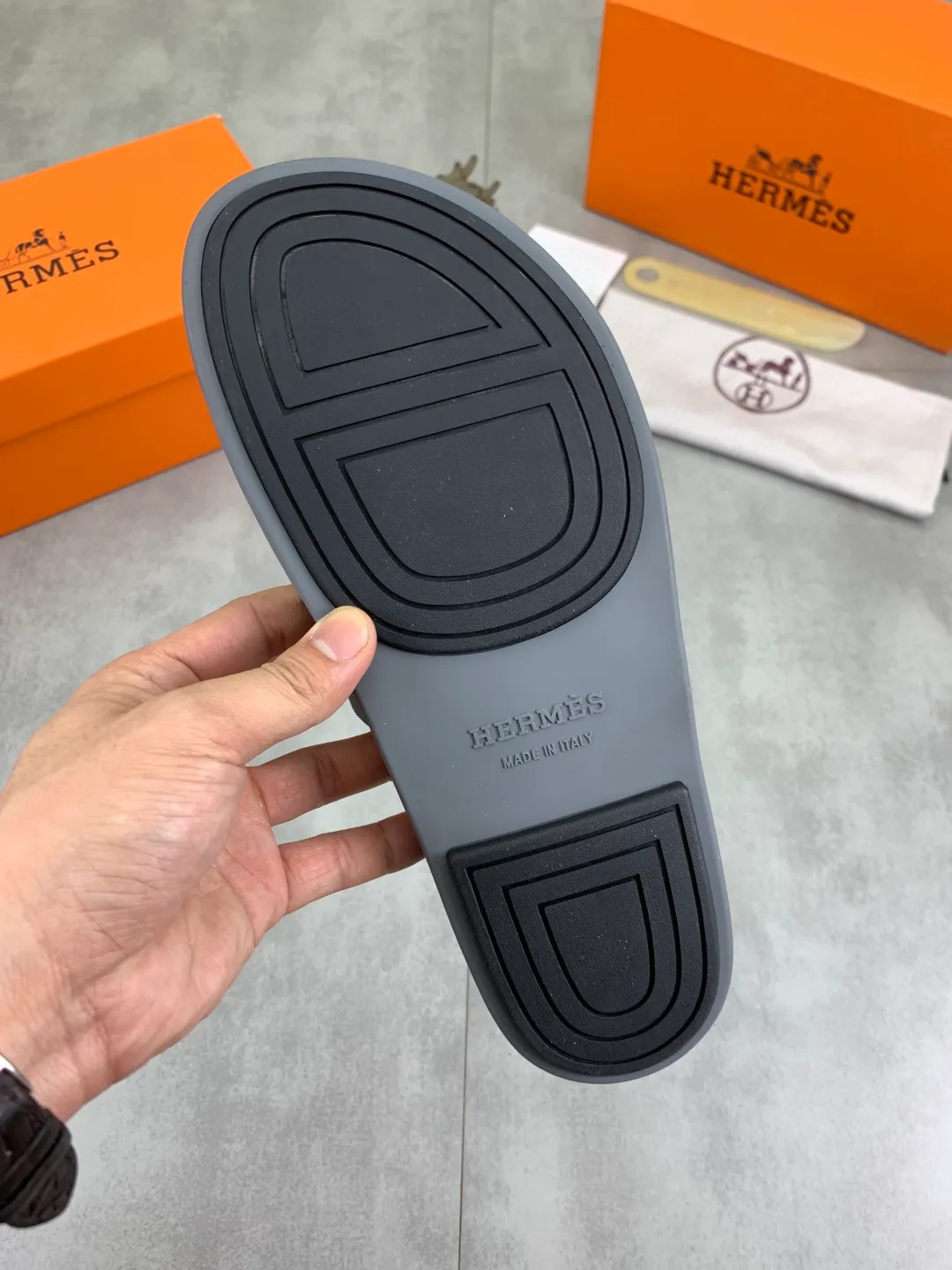 Men's shoes 💰P440 New [HERMES] high-end quality new Hermès slippers, made of imported cross-grain calfskin, wear-resistant and non-slip rubber outsole. Fashionable and elegant code number: 39-44 (38 45 46 customized)